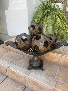 Metal vessel with woven spheres